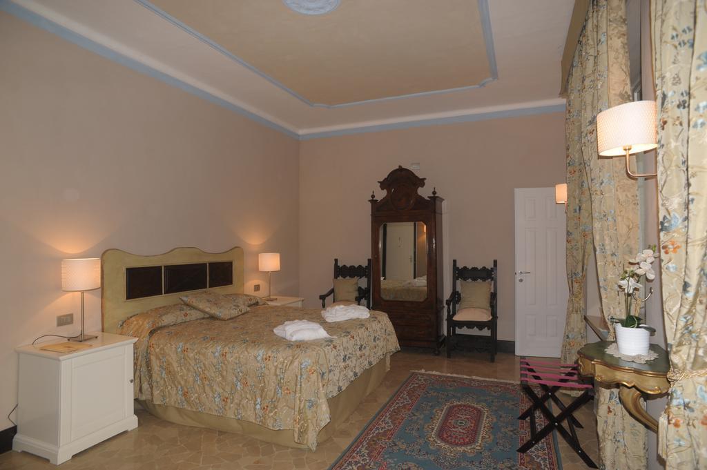 Relais Al Bel San Domenico Bed and Breakfast Alba  Rum bild