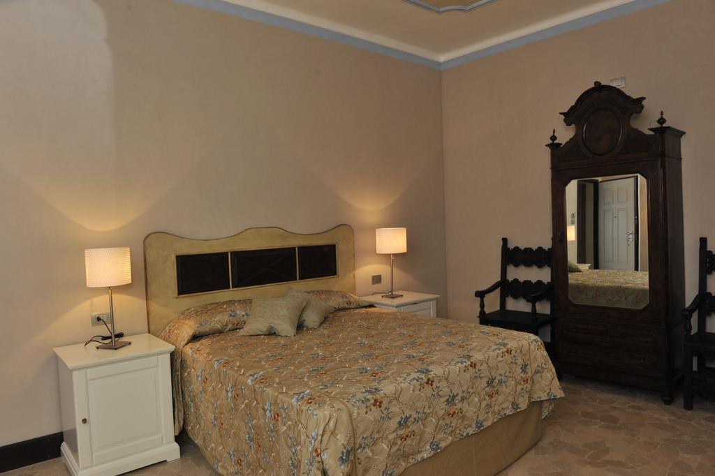 Relais Al Bel San Domenico Bed and Breakfast Alba  Rum bild